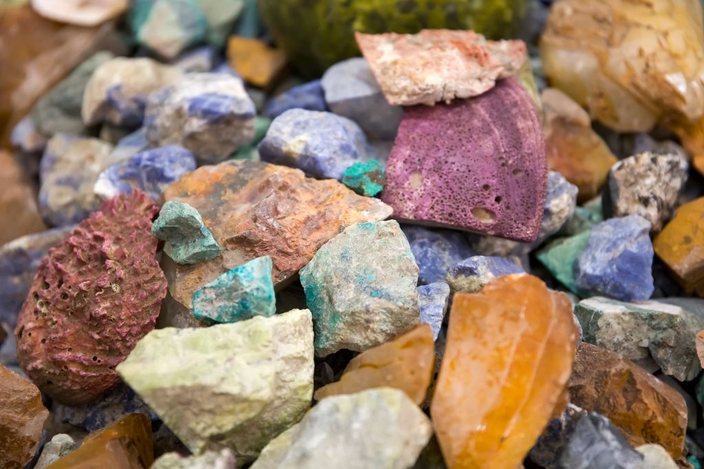 Different raw stones of varying sizes and colors.