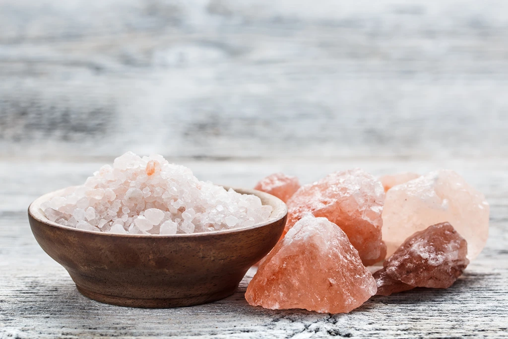 pink salt and quartz on a gray background