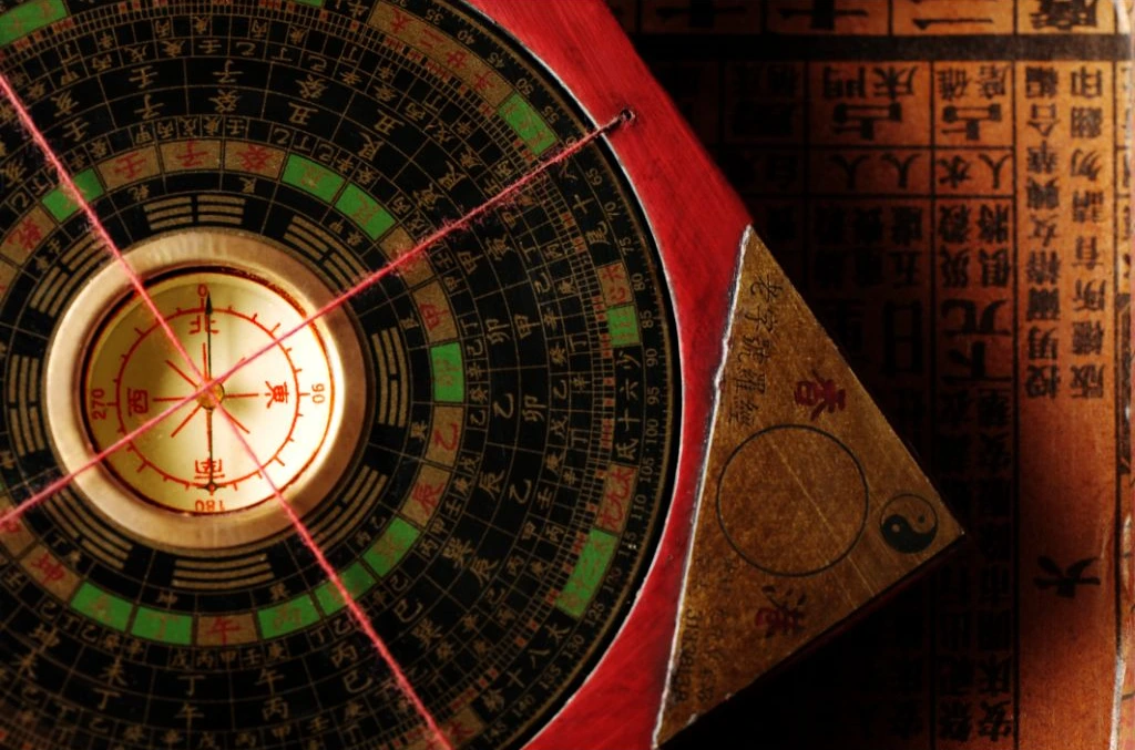 fengshui compass with chinese letters