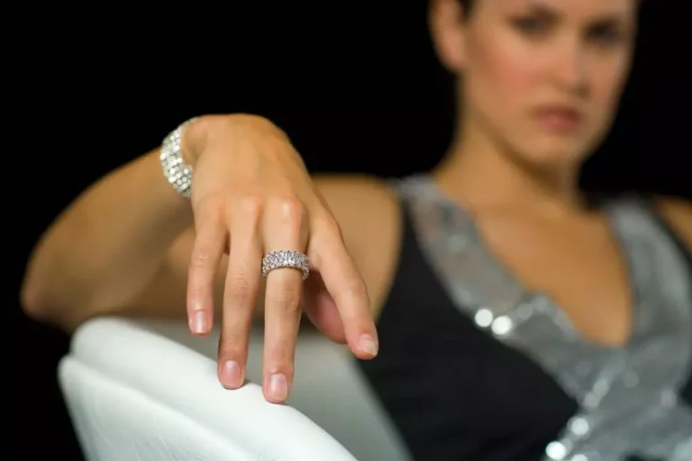 Woman sitting wearing jerwelry