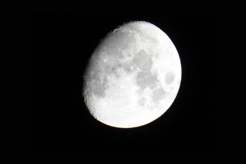 close up photo of the moon