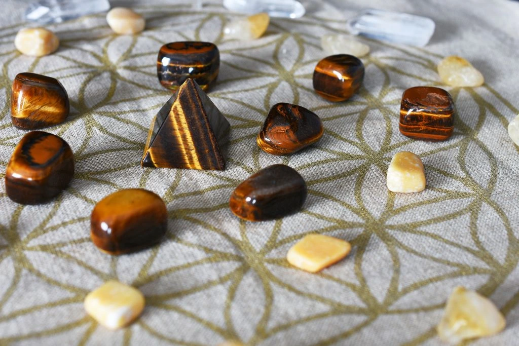 Two kinds of crystals on a crystal grid