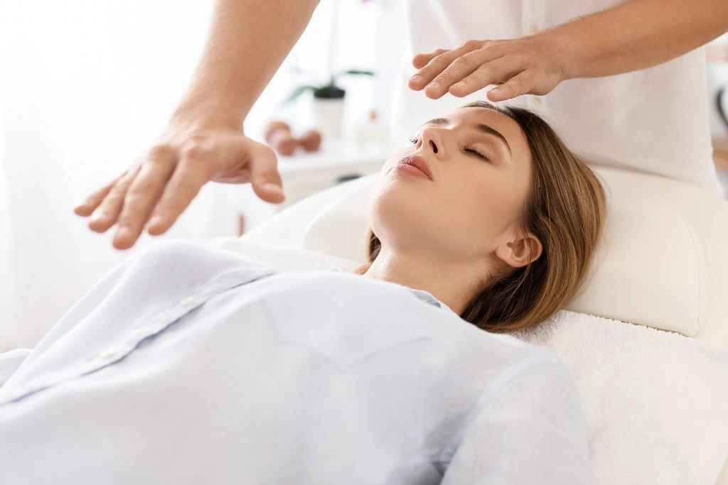 A reiki therapist is performing a meditation ritual