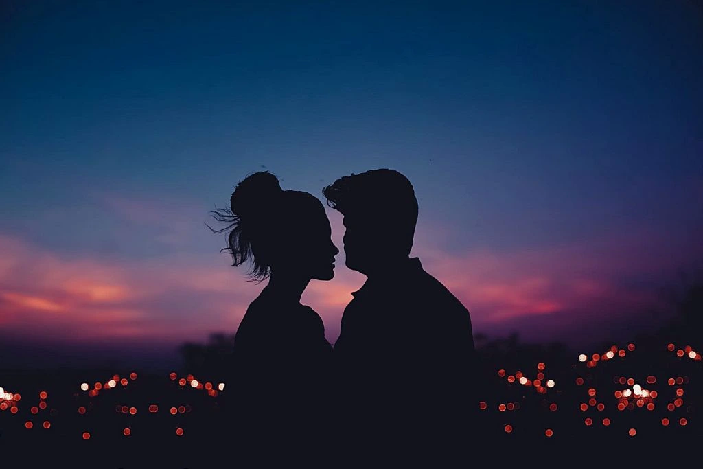 A silhouette of a man and woman in the city