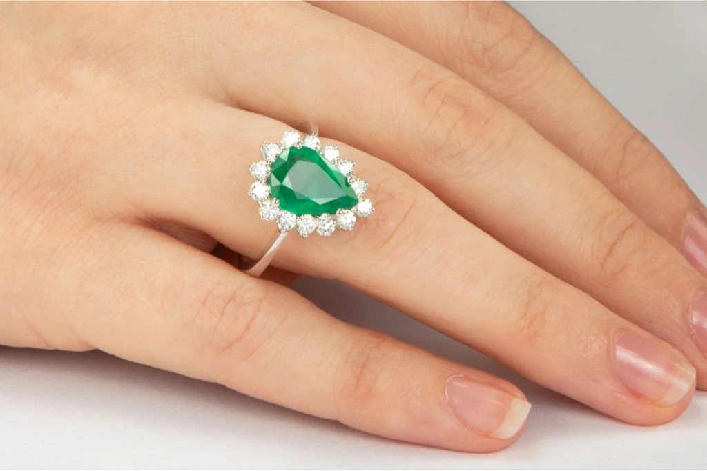 emerald ring worn by a model on her right hand