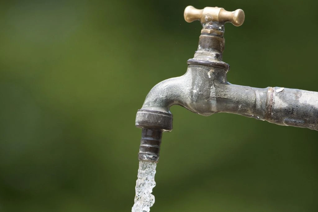 An open water faucet at the outdoors