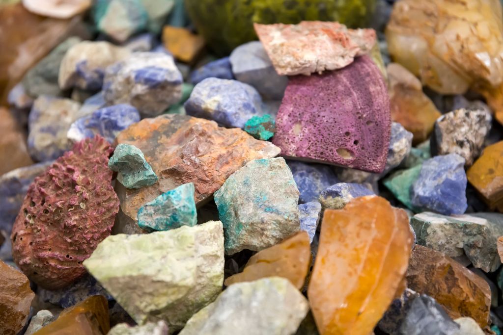 Different raw stones of varying sizes and colors. 