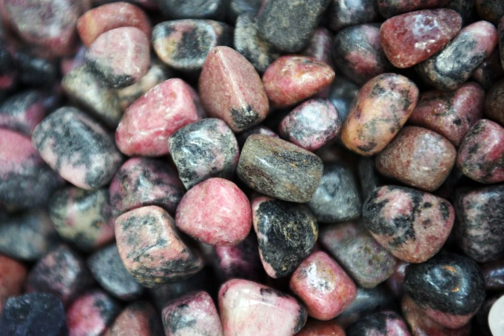 closer shot of different rhodonite crystals