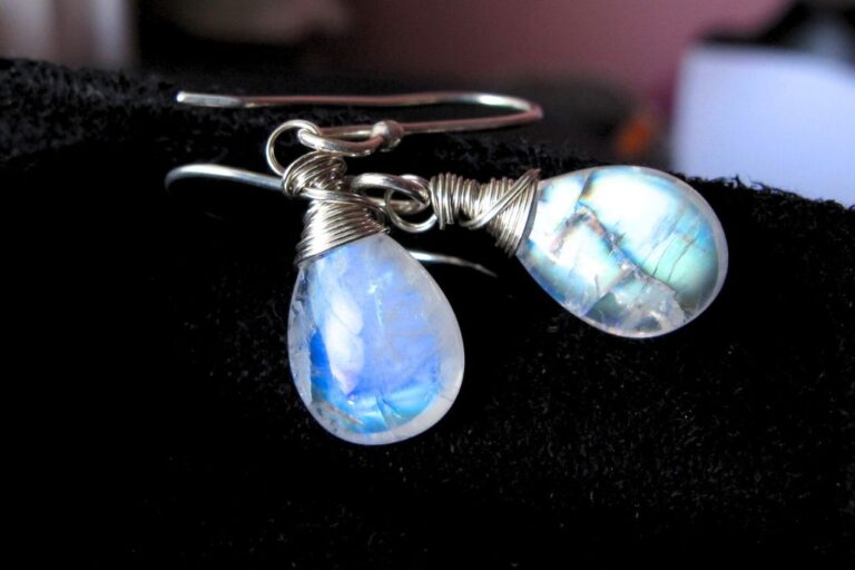 Rainbow Moonstone Meaning, Properties, and Benefits