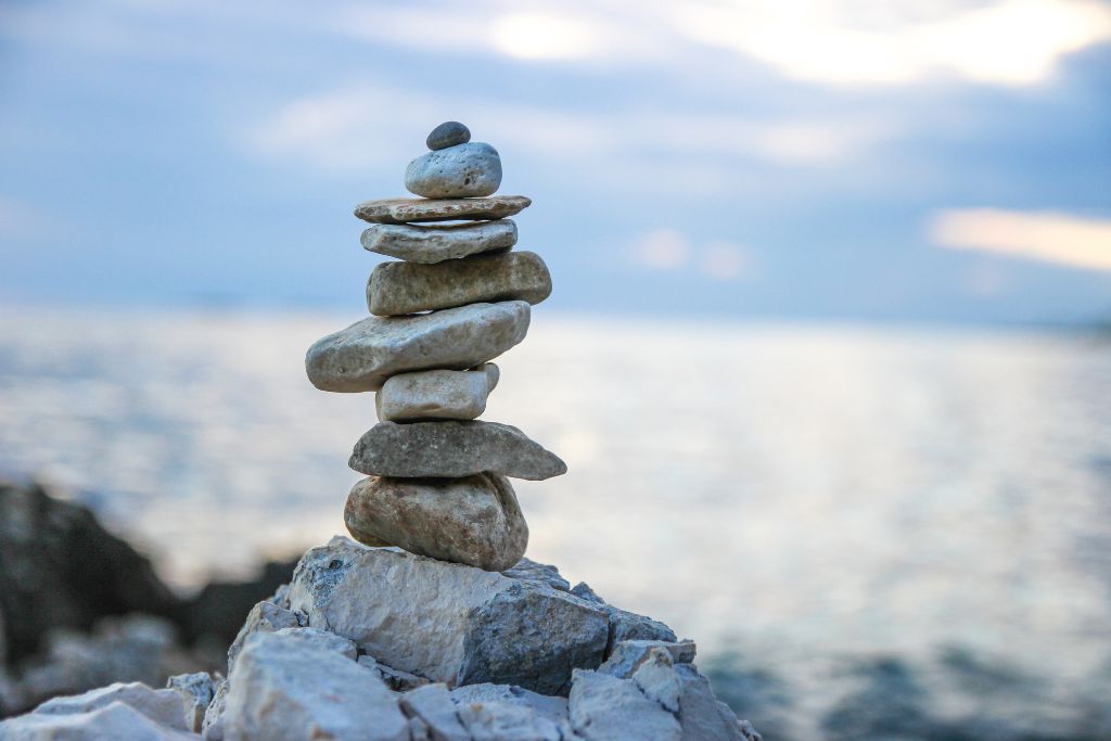 Different shapes of stones that are stacked together