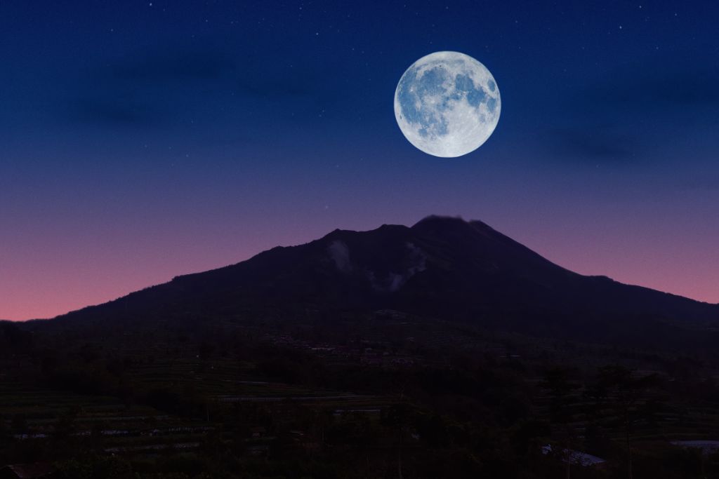 A full moon above the mountain