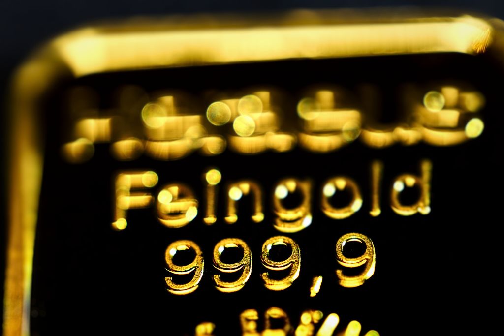 9999 number sequence engraved to gold bar