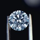 A tweezer holding a diamond