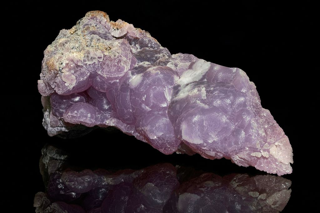 A Smithsonite crystal on a black reflective background