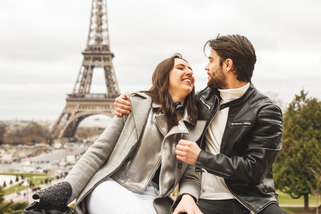 a sweet couple enjoying their time on Paris