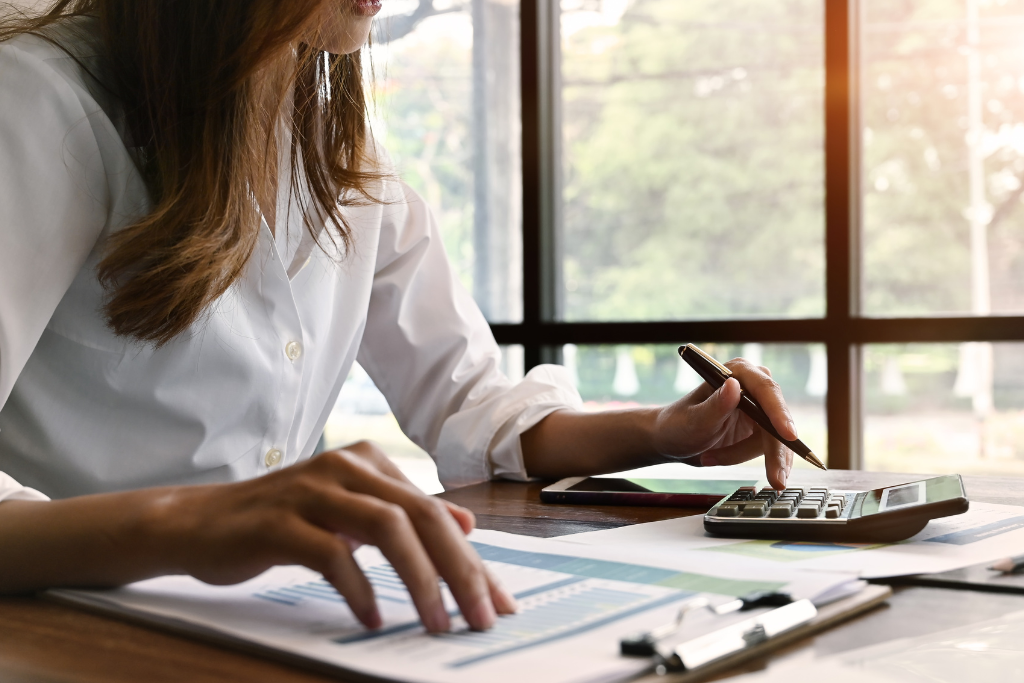 woman doing her budgeting