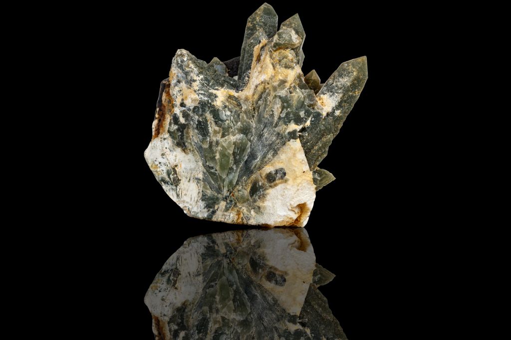 A Hedenbergite crystal on a black reflective background