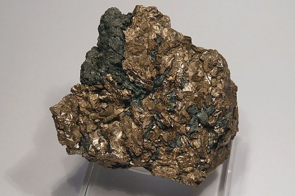 A Nickeline (Niccolite) on a whitish background. Source: Wikimedia | Leon Hupperichs