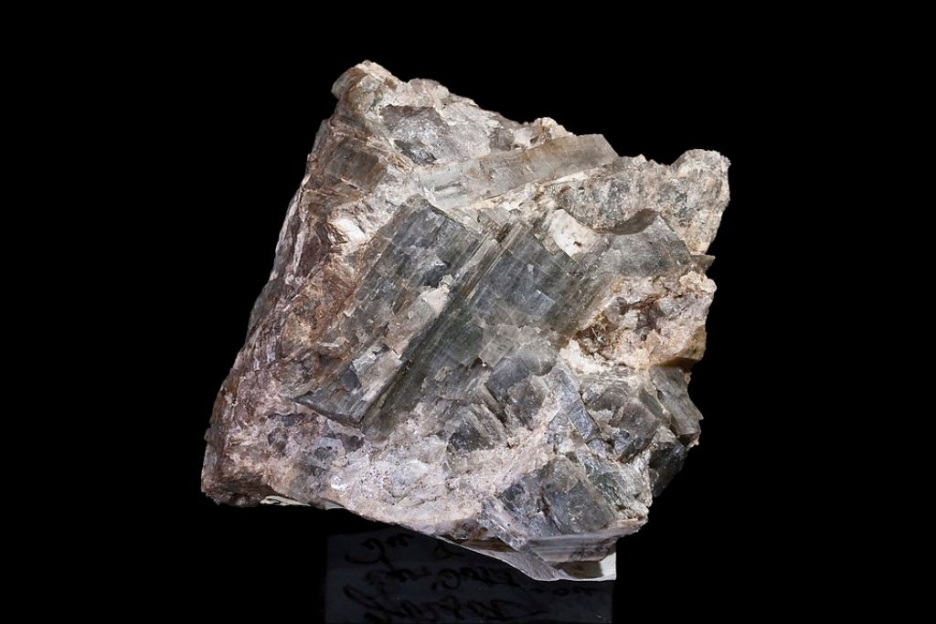 Clinozoisite on dark background