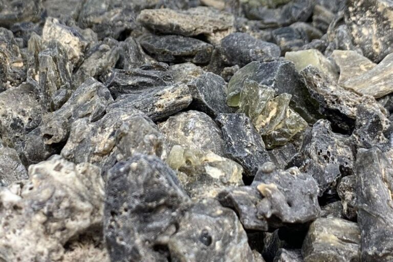 Darwin Glass Meaning, Properties, Benefits You Should Know