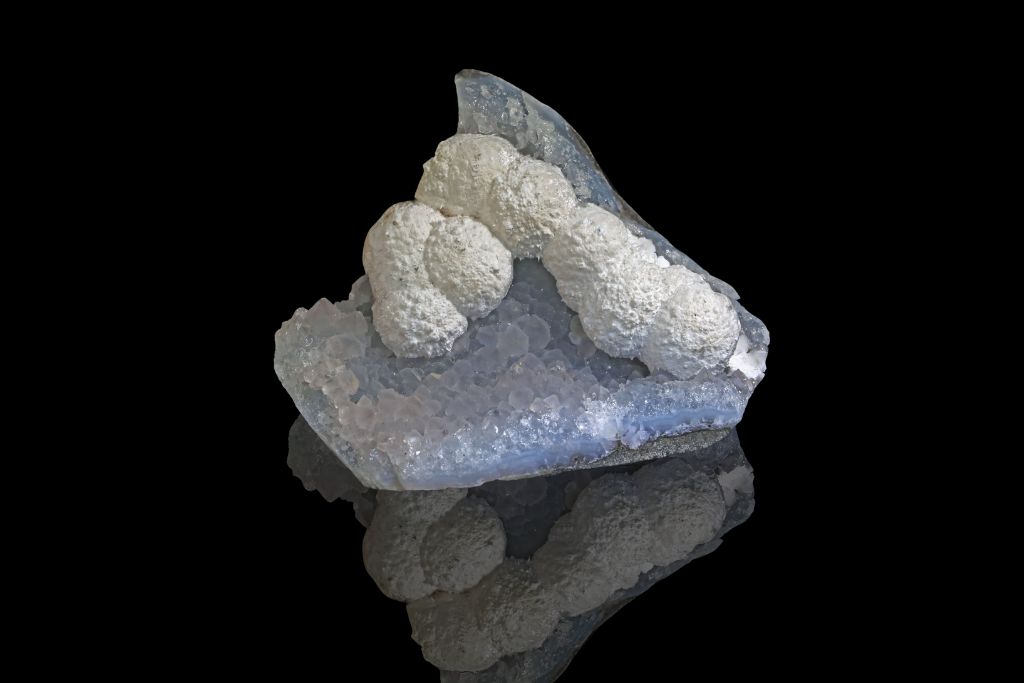 gryolite on dark background. Source: Flickr | Ron Wolf