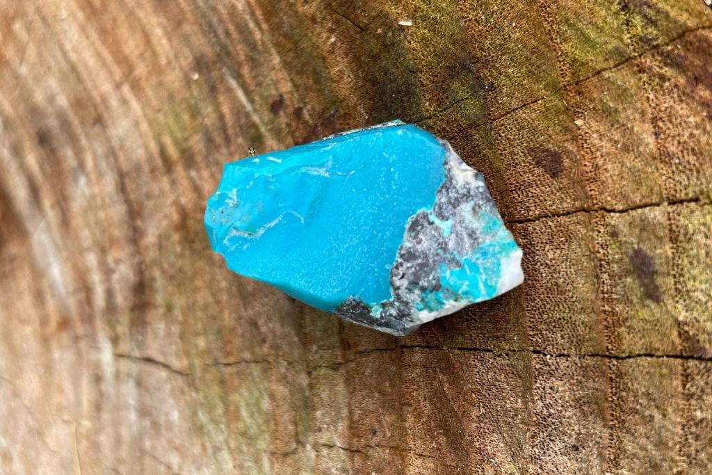 a picture of a gem silica stone on a wooden platform