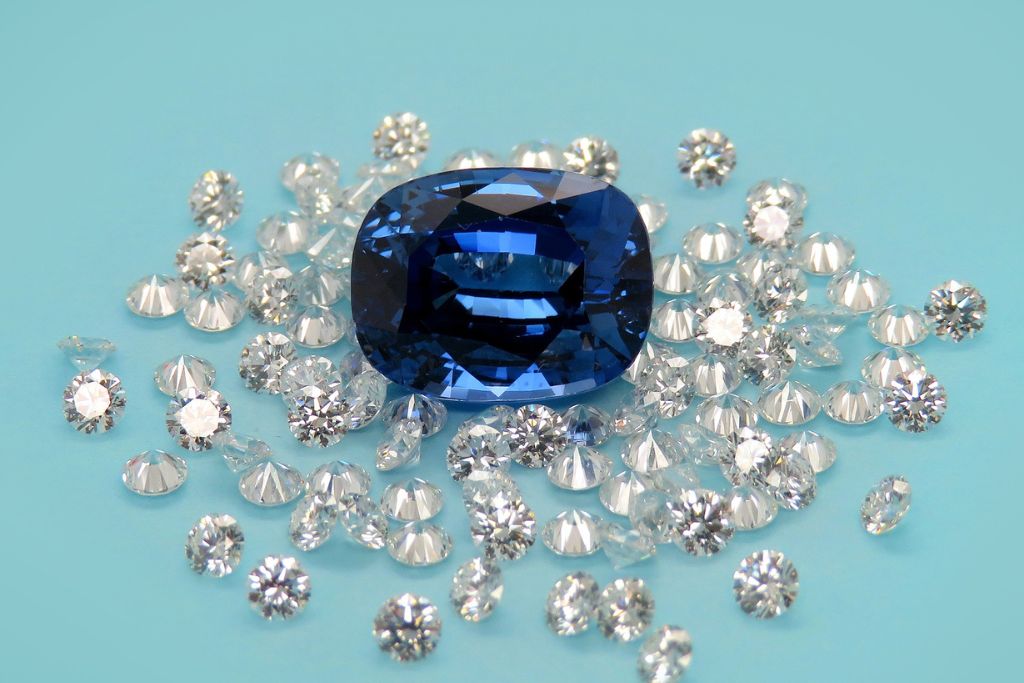 ceylon sapphire surrounded by tiny diamonds