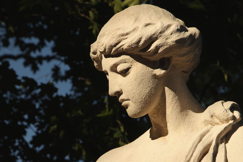 Venus statue with light shinning through