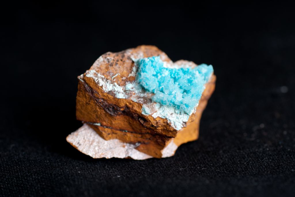 Aurichalcite situated on copper like mineral