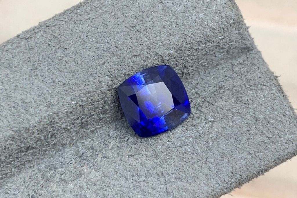 Bi-Color Sapphire on gray platform