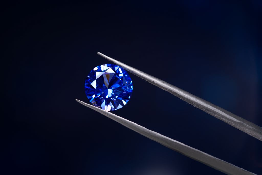 cornflower blue sapphire on tweezer